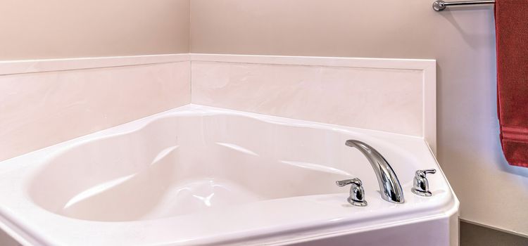 Modern fürdőszobában elhelyezett sarok kialakítású akril kád beépítése